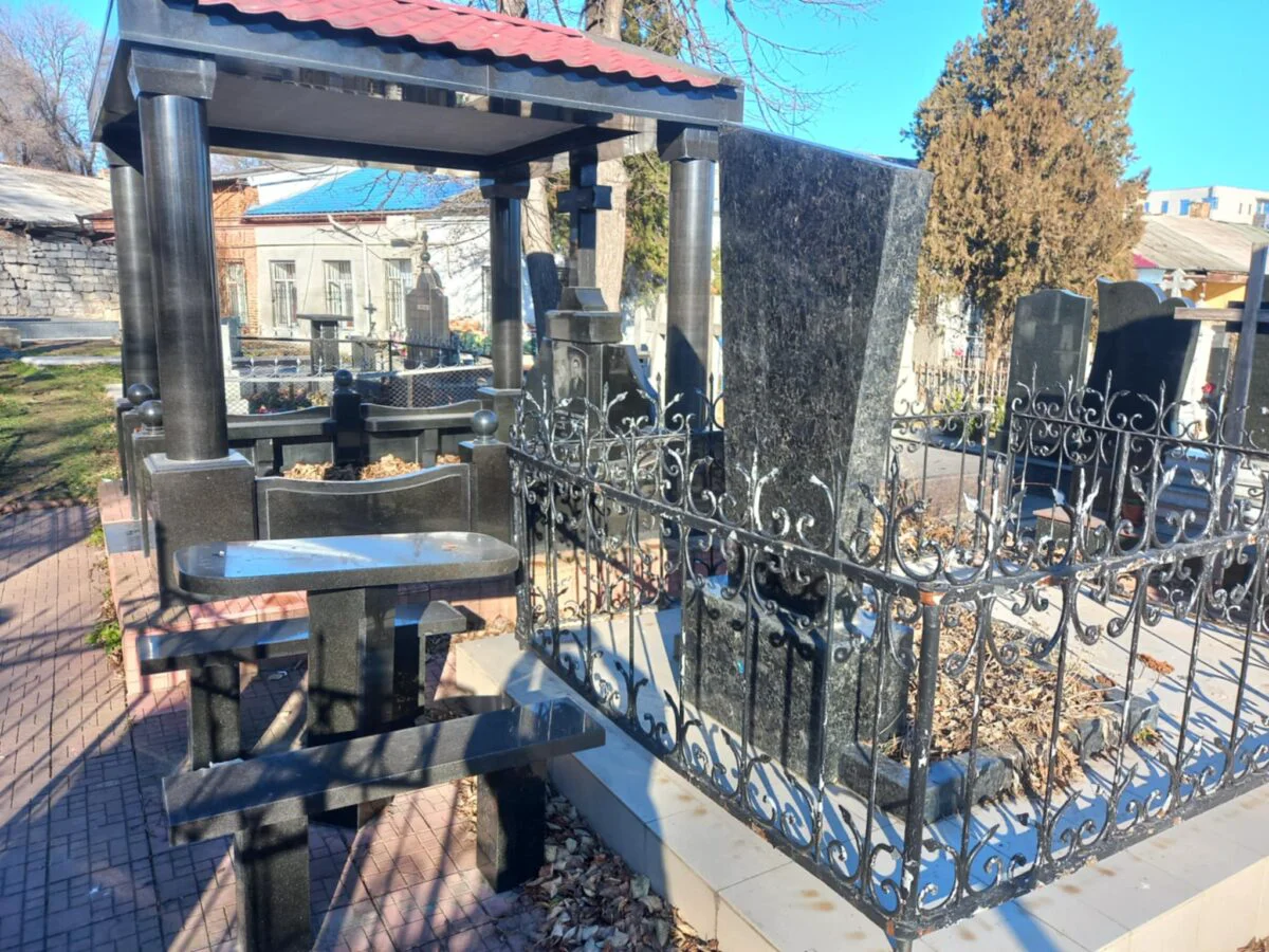 cimitir1-1200x900-1 С табуреткой на кладбище. Бельцкие пророссийские социалисты ориентируются на Европу. Видео